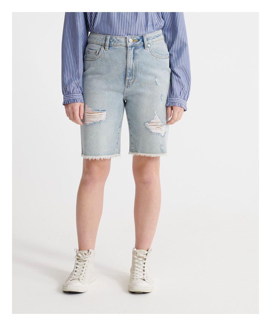 Superdry Bermuda Boy-damesshort. Deze Boy-jeansshort is voorzien van het klassieke ontwerp met vijf zakken, riemlussen en een rits- en knoopsluiting. Afgewerkt met stiksels en een Superdry-logolabel achter op de tailleband.
