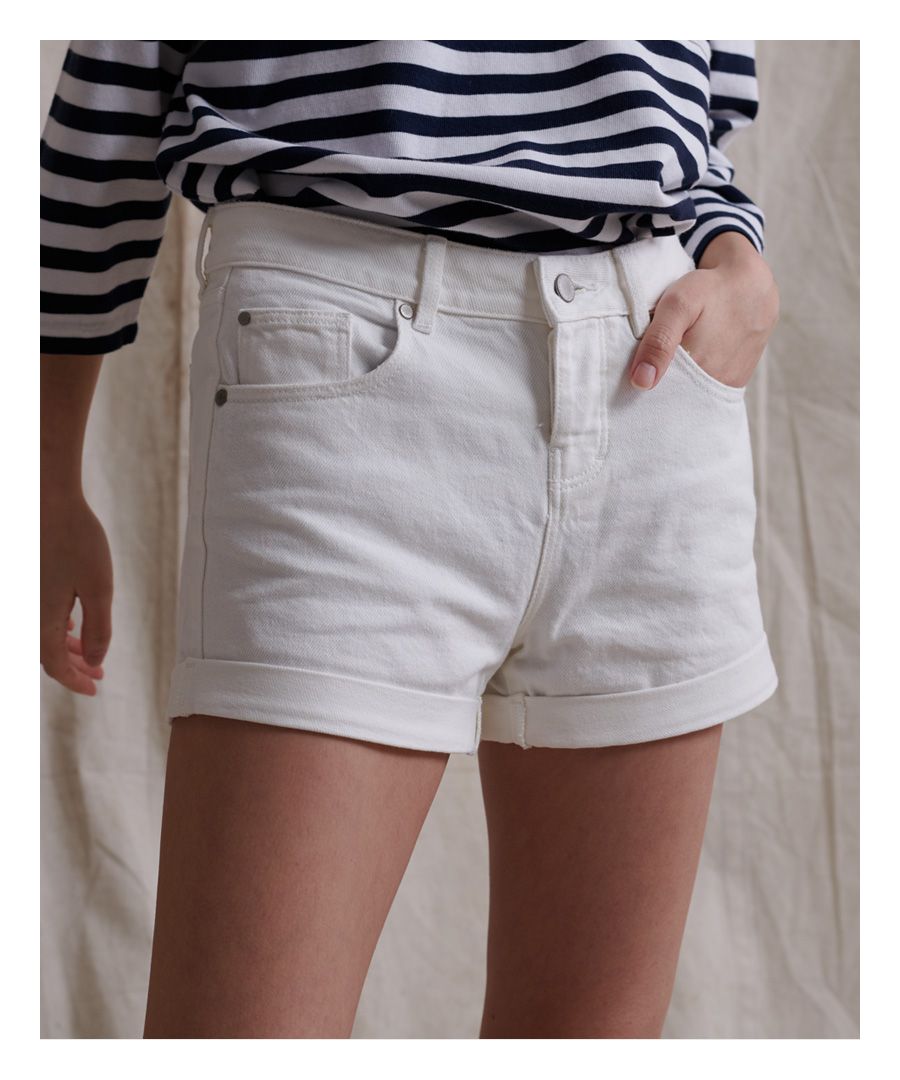 Feel confident and look amazing in these boyfriend shorts, designed to be comfortable and look great at the same time. Featuring rolled up trims and belt loops, so you can wear it your way.Zip and button main fasteningFive pocketsBelt loopsFaux leather patchRolled up trims