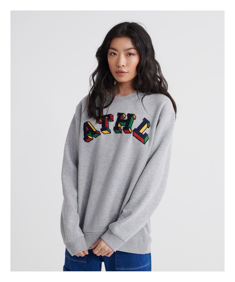 Superdry Contemporary Varsity-damessweatshirt met metallic en ronde hals. Met lange mouwen, een ronde hals, een fleecevoering, geribde inzetstukken in de naden en geribde boorden. Afgewerkt met een geborduurd Superdry-logo in Varsity-stijl op de voorkant.Ontspannen pasvorm