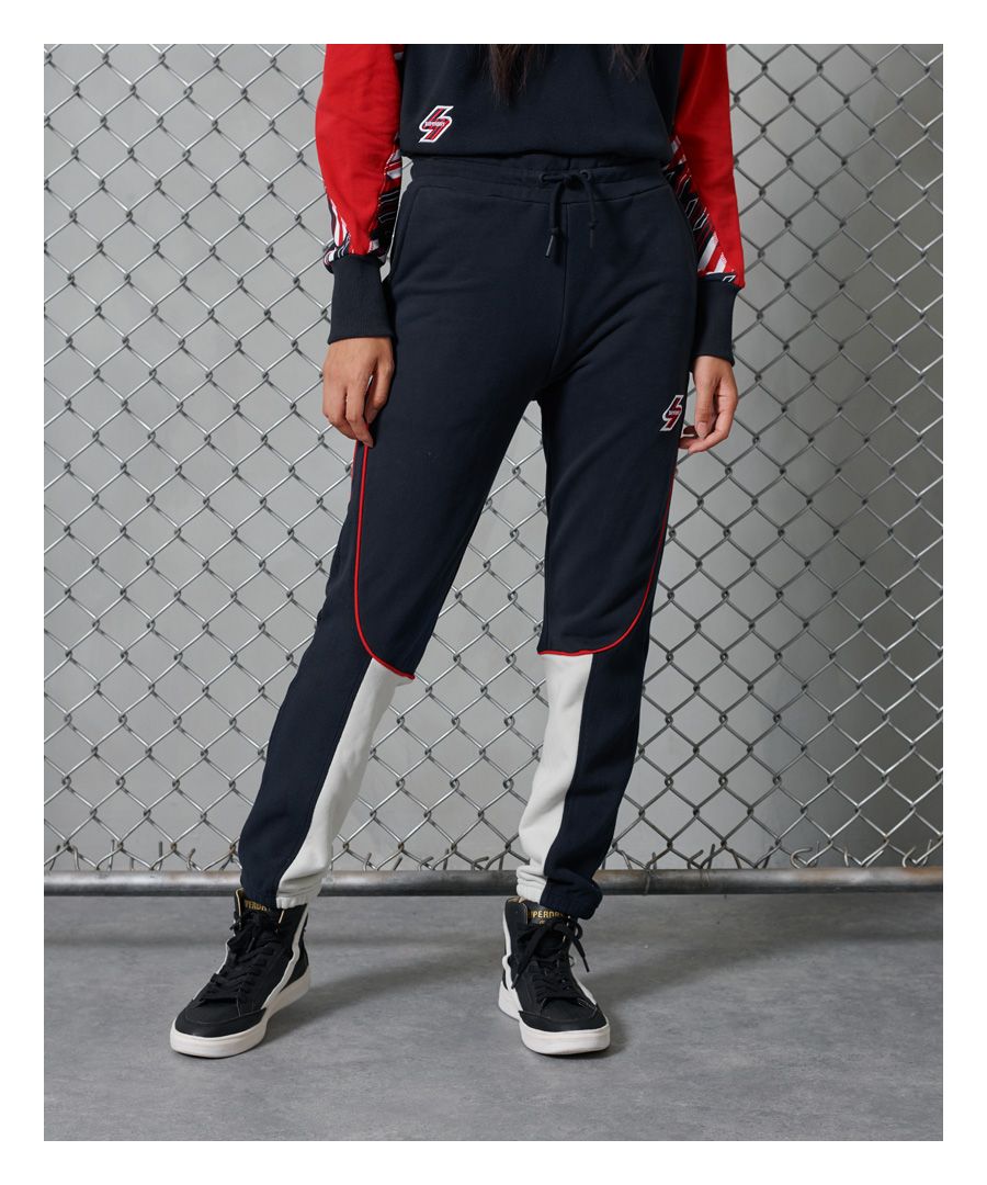 Need something cosy yet stylish for your pre or post workout outfit? Or maybe you're just looking for a sporty everyday outfit? These sporty joggers are perfect for the bold and adventurous.Elasticated Drawstring WaistTwo Front PocketsElasticated cuffsEmbroidered Logo