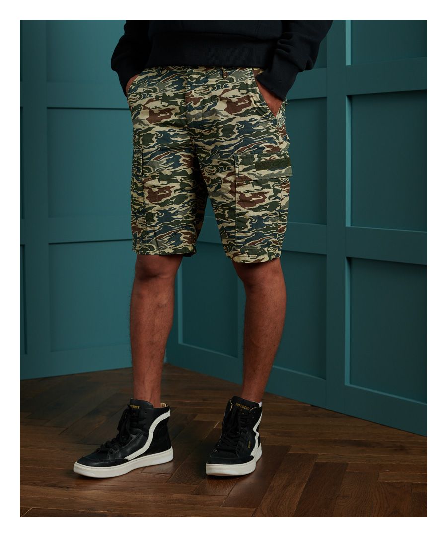 Superdry men's Field cargo shorts. These feature a drawstring adjustable waist with clips, zip and button fastening, four front pockets, two back pockets, and belt loops. Finished with a Superdry logo patch on one pocket and a Superdry logo badge on the waistband, these shorts are ideal for the warmer days.