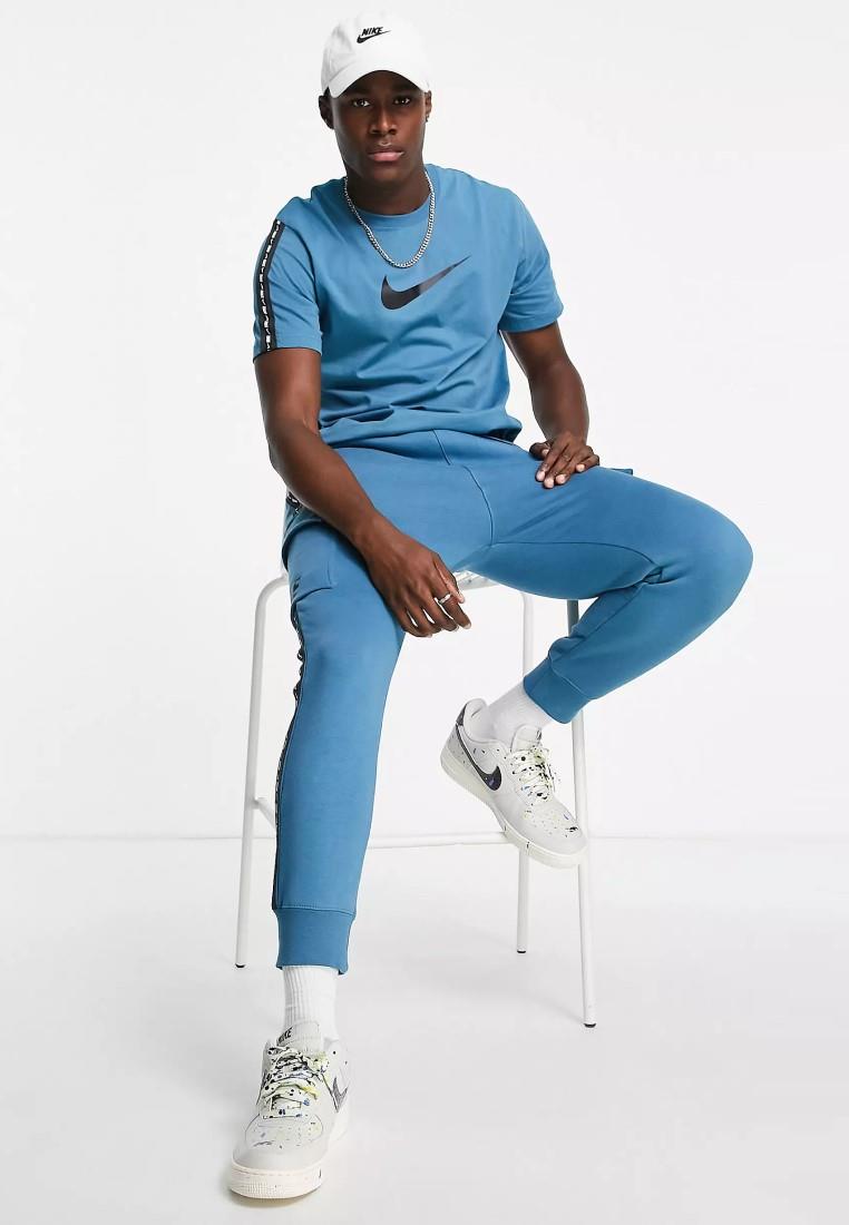 Thumbnail - Nike Sportswear Repeat T Shirt Club in sturmblau