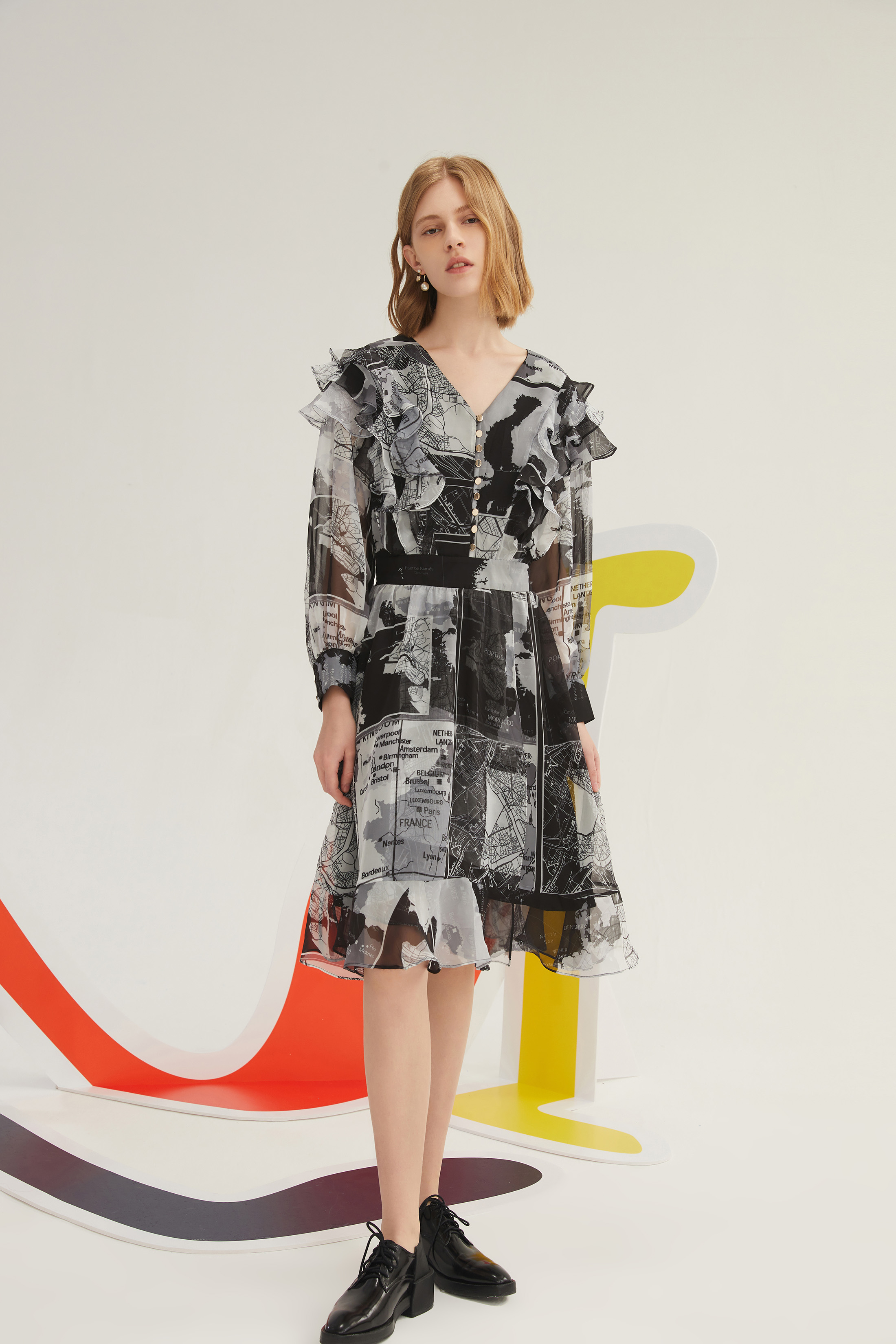 Thumbnail - Lily Ruffle Dress Grau