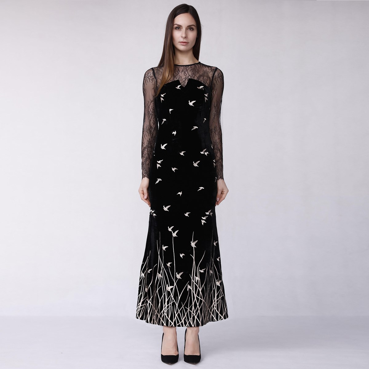 Thumbnail - Langes goldenes besticktes Samtkleid