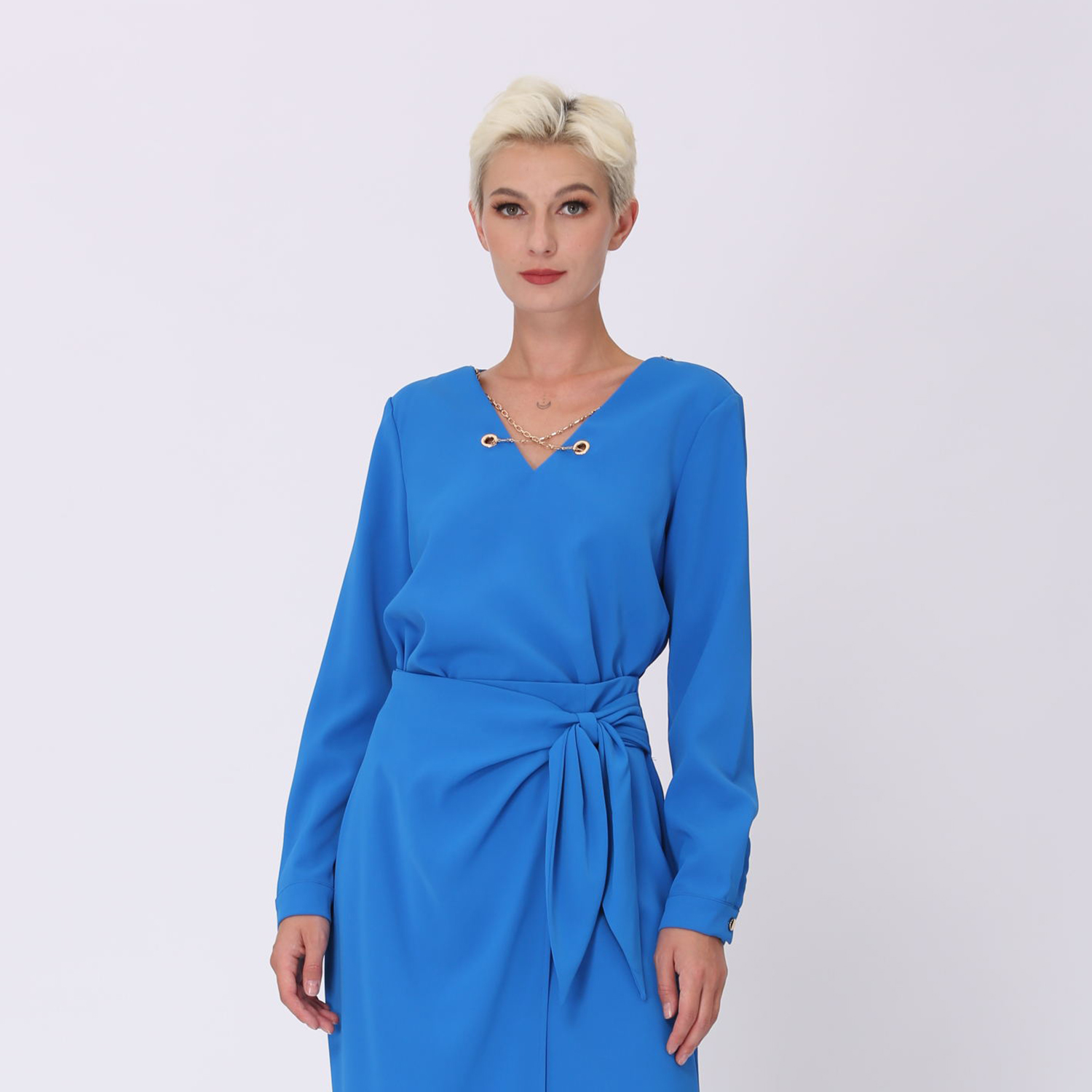 Smart & Joy V -halsad blus och dekorativ kedja dam – bild 2