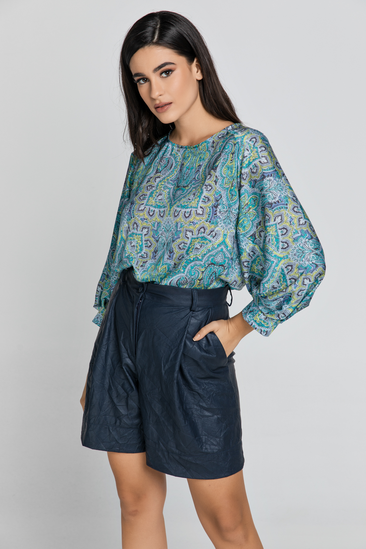 Thumbnail - Blaue Bermuda-Shorts aus Kunstleder