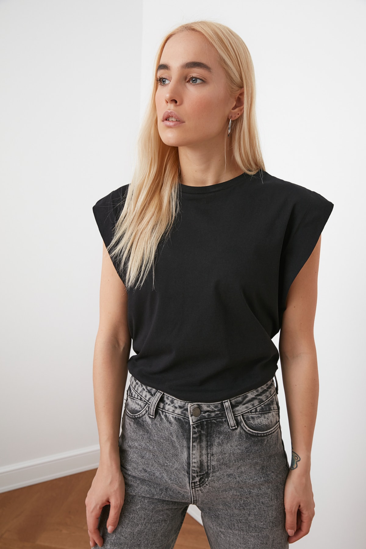 Kvinnors Rundhalsad T-shirt med Kappärmar i Enfärgad Stickad Material