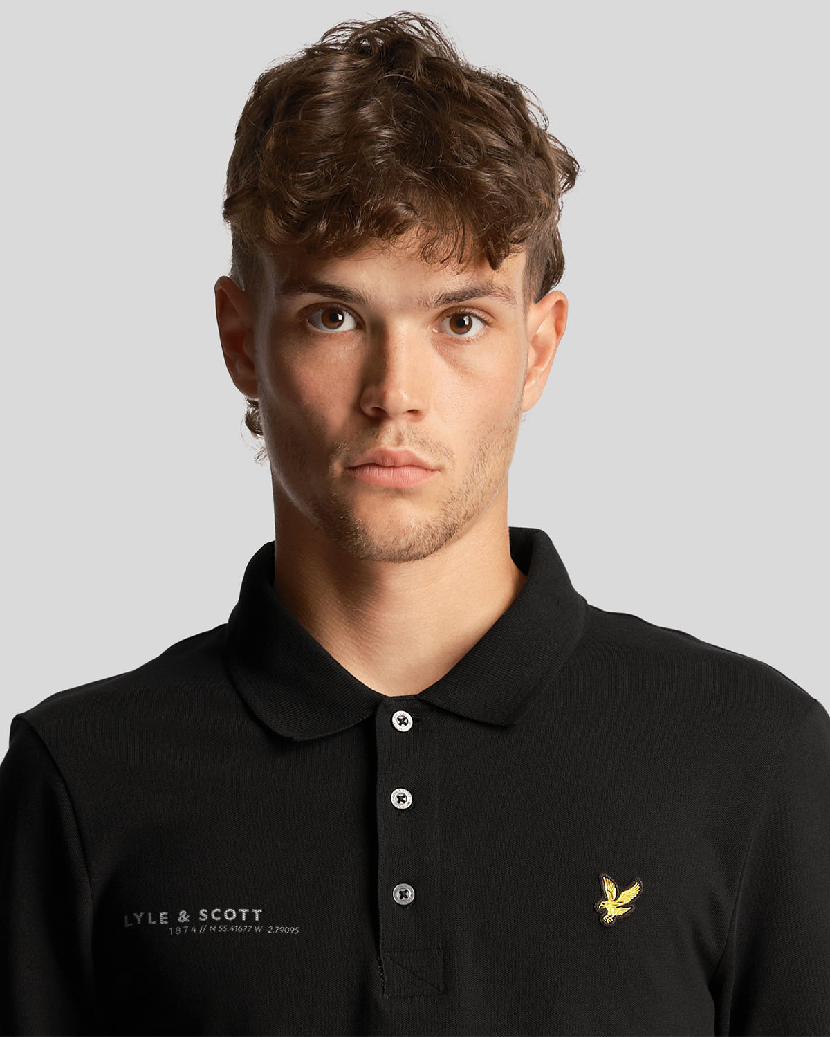 Lyle & Scott långärmad polotröja med matchande tryck i svart för herr – bild 2